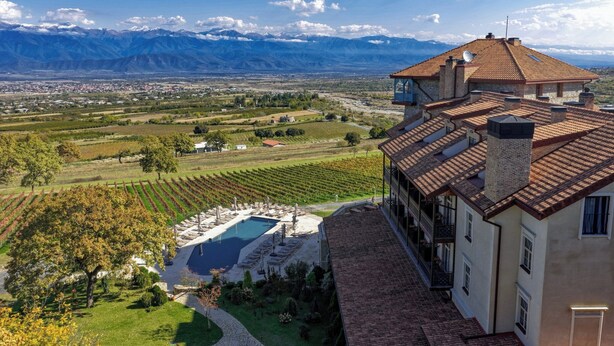A villa with a pool, vineyard, and mountain views. - Agarani Estate (Telavi)