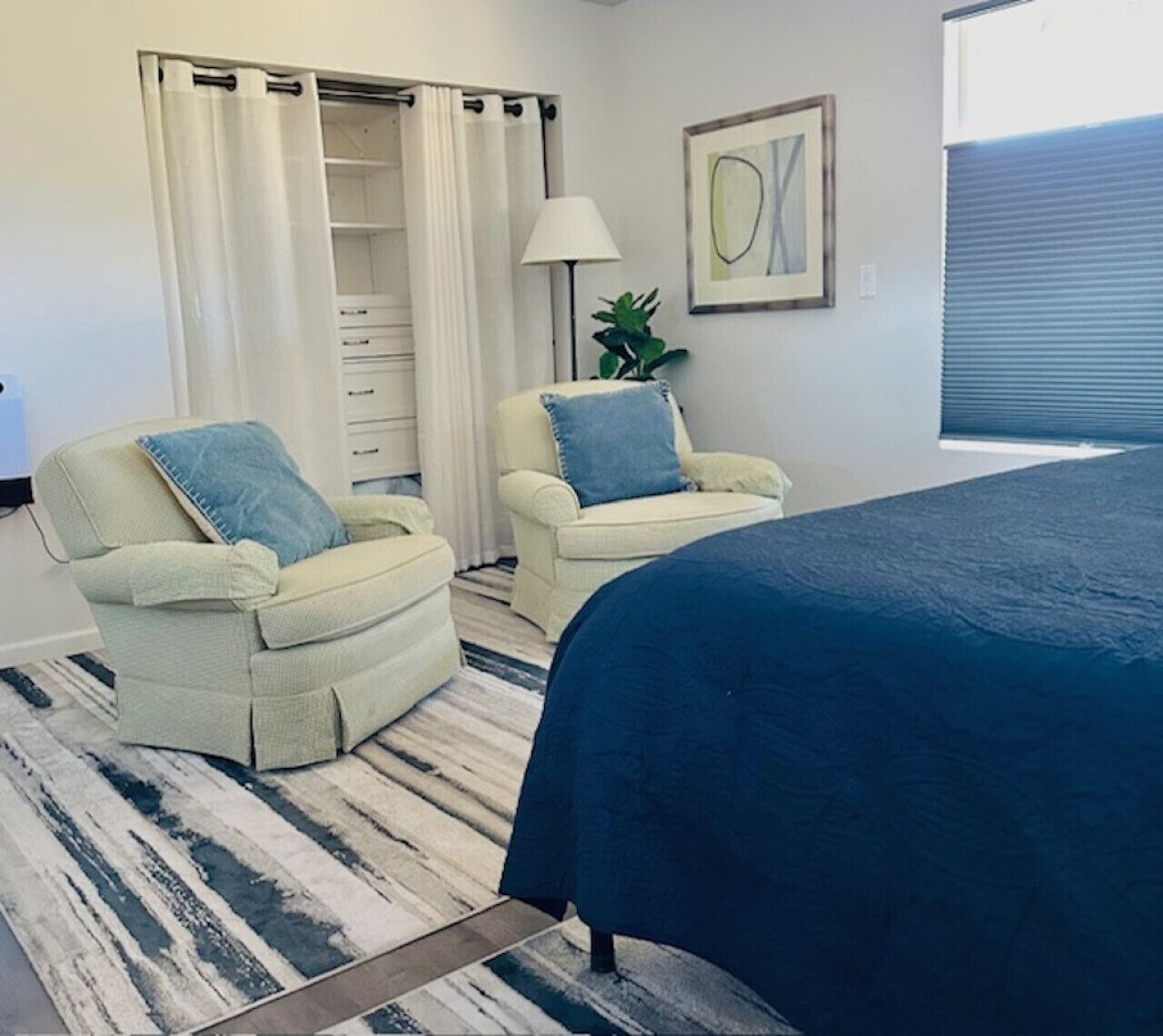 Escritorio, tabla de planchar con plancha, wifi gratis y ropa de cama