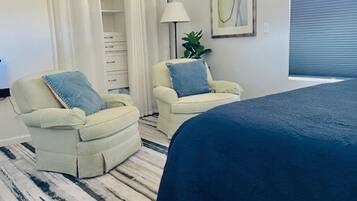 Escritorio, tabla de planchar con plancha, wifi gratis y ropa de cama