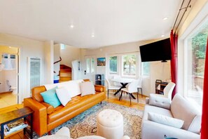 Smart TV, DVD player - Stunning Ocean View Getaway- Private and Serene (Whitethorn)