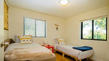 3 bedrooms, desk, iron/ironing board, free WiFi