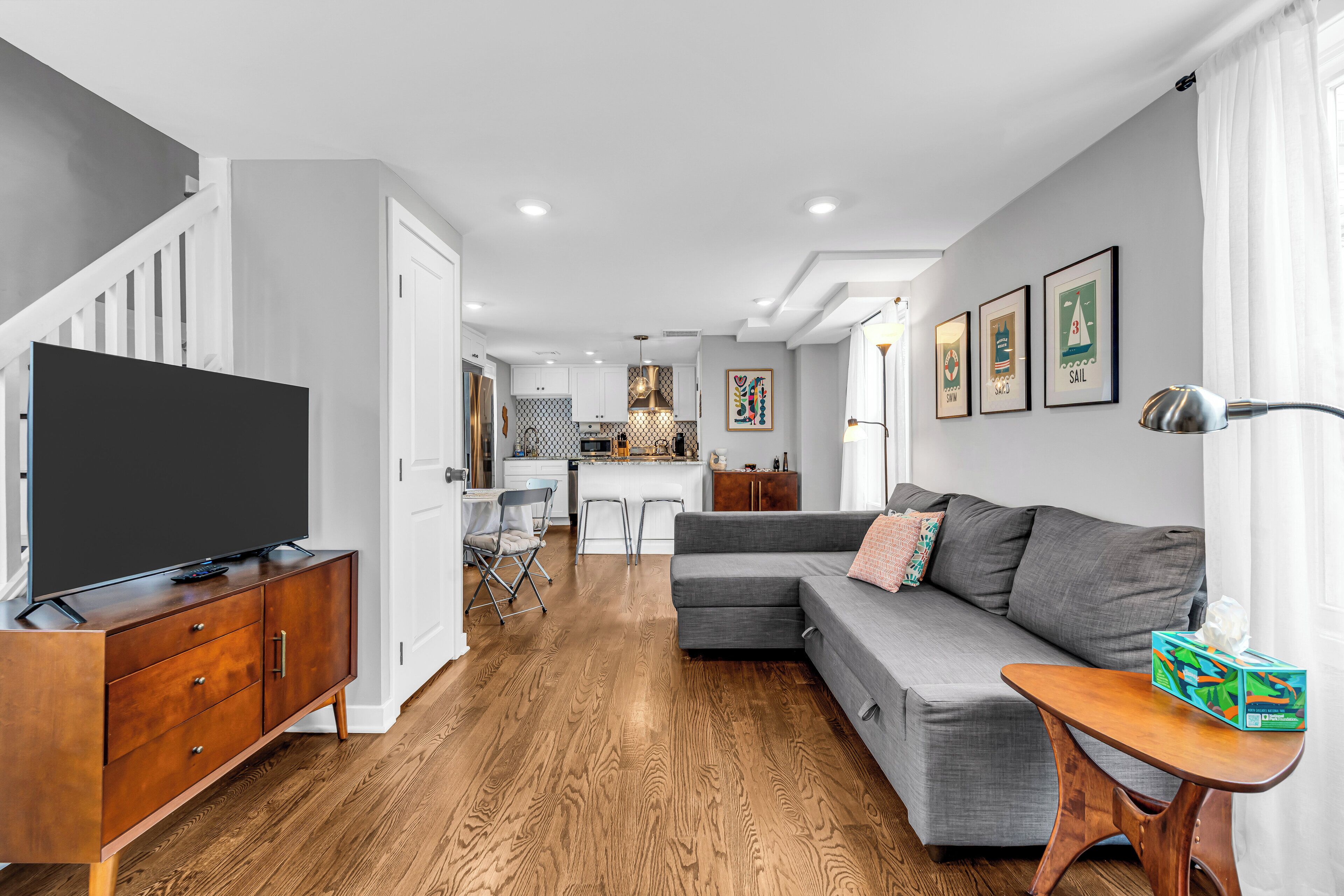 Een smart-tv, boeken en een computerscherm