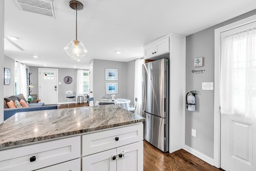 Seaside 2BR & 1.5BA, Walk to Beach & Badges