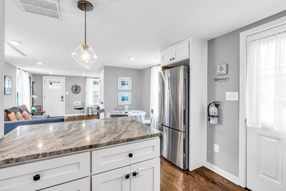 Seaside 2BR & 1.5BA, Walk to Beach & Badges