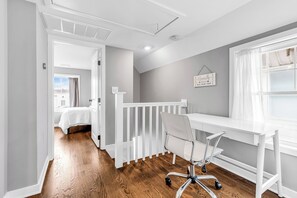2 chambres, bureau, fer et planche à repasser, lit de bébé portatif
