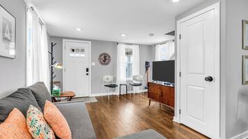 Smart TV, libros y monitor de computadora