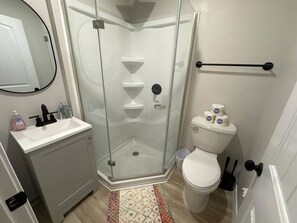Dusche, Haartrockner, Handtücher, Seife