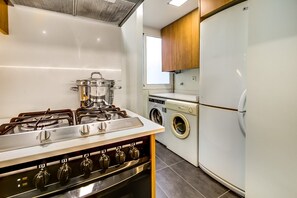 Køleskab, mikrobølgeovn, ovn, kogeplade