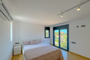 5 bedrooms, iron/ironing board, free WiFi - Villa in Costa Brava with Private Pool (maçanet de la selva)