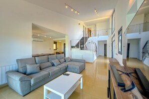 Smart TV - Villa in Costa Brava with Private Pool (maçanet de la selva)