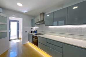 Kühlschrank, Mikrowelle, Ofen, Herdplatte