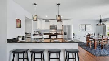 Mikrobølgeovn, ovn, kokeplater og oppvaskmaskin