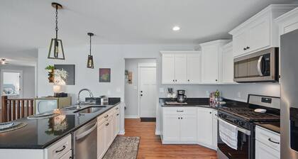 Covered Bridge Haven - 3-bedroom house with themed rooms in Winterset