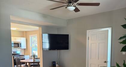 Spacious 6-bedroom house in nice Parkville with WiFi, AC