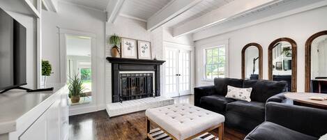 Smart TV, fireplace