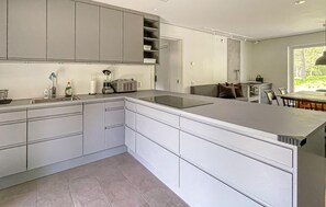 Frigorífico, horno, placa de cocina y lavavajillas