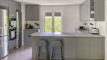 Réfrigérateur, four, plaque de cuisson, lave-vaisselle