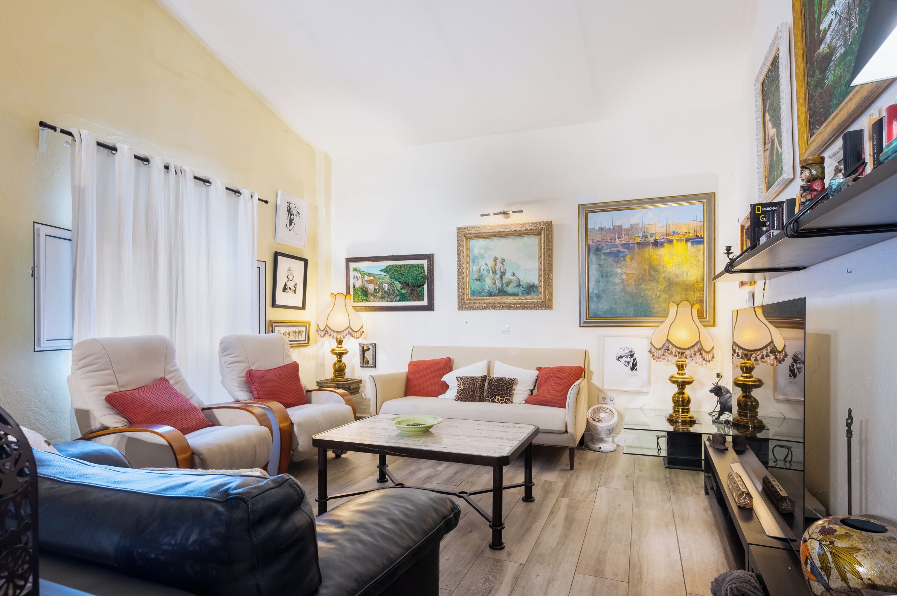 Una televisión, una chimenea, videojuegos