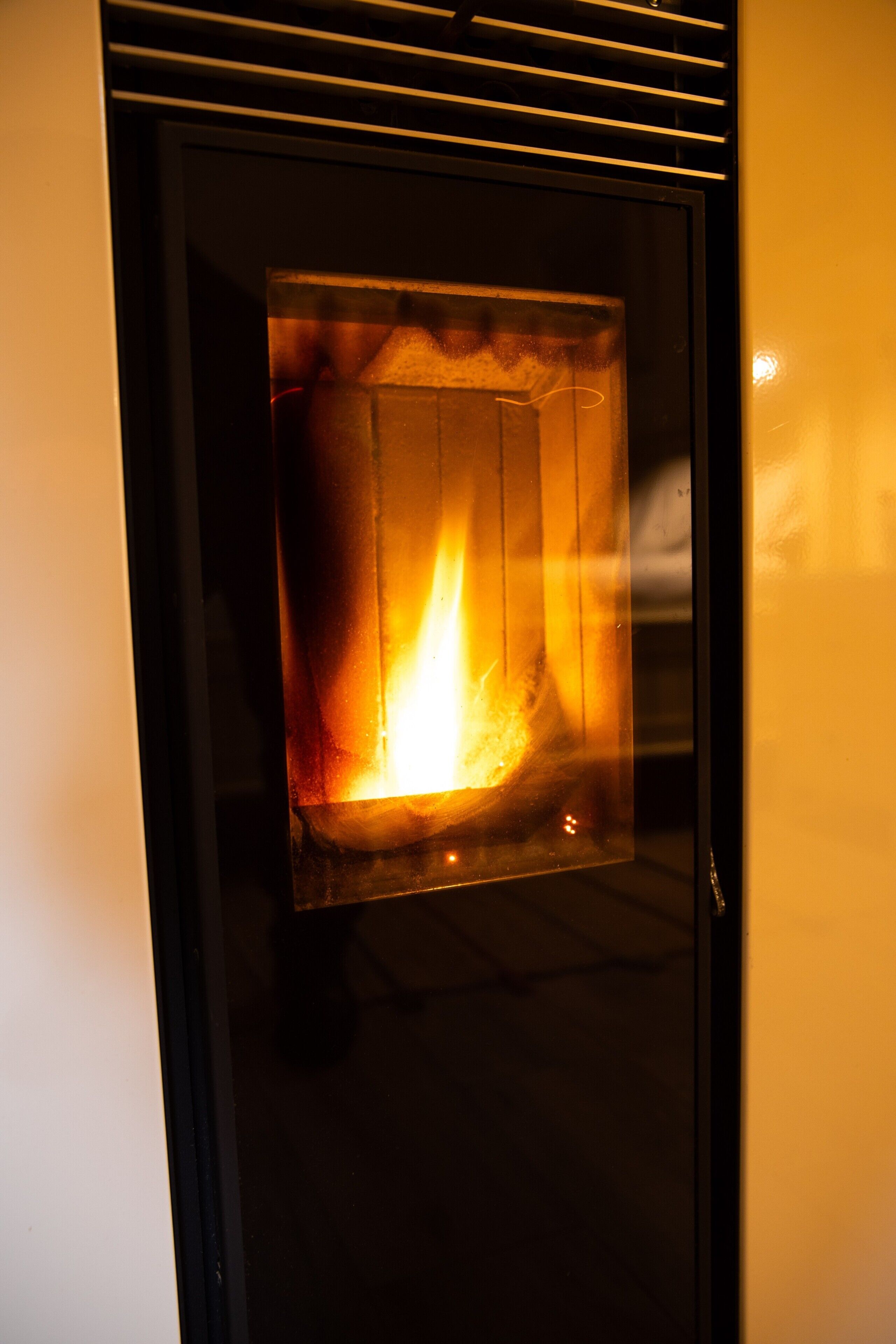 Una xemeneia amb flames visibles dins un envàs de vidre.