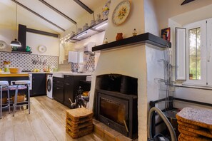 Fridge, microwave, oven, stovetop - La Arborea Country House with Mountain Views, Private Terrace, and Wi-Fi (HIGUERA DE LA SIERRA)