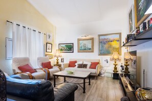 TV, fireplace, video games - La Arborea Country House with Mountain Views, Private Terrace, and Wi-Fi (HIGUERA DE LA SIERRA)