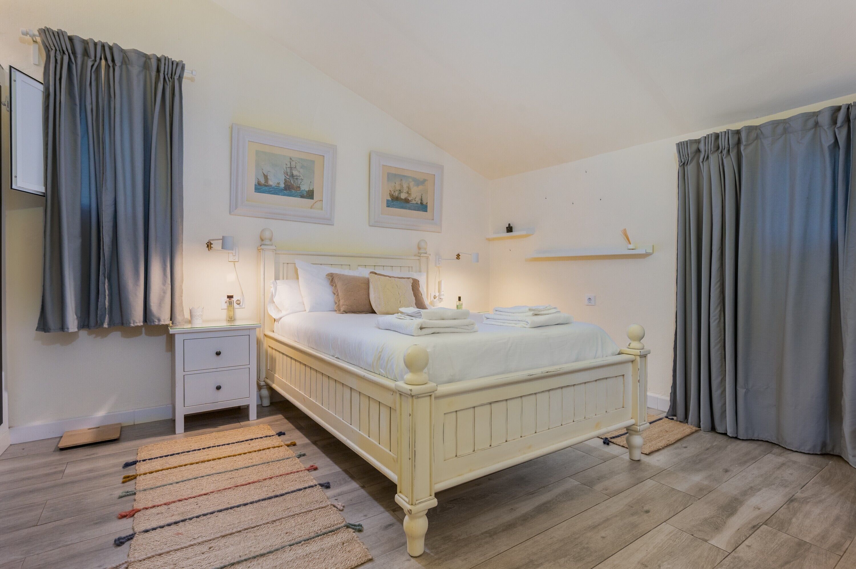 3 makuuhuonetta, silitysrauta/-lauta, ilmainen Wi-Fi, vuodevaatteet