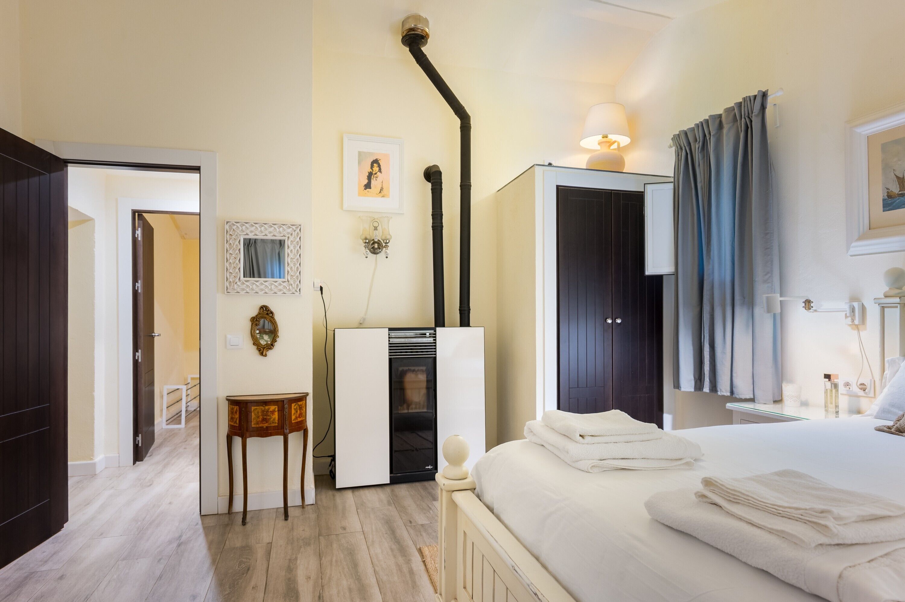 3 bedrooms, iron/ironing board, free WiFi, bed sheets