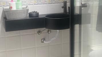 Ducha, artículos de tocador gratuitos, secador de pelo, toallas