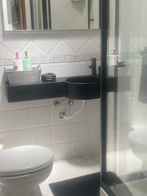 Habitación doble clásica | Baño | Regadera, amenidades de baño gratuitas, secadora de cabello, toallas