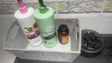 經典雙人房 | 浴室 | 淋浴設備、免費盥洗用品、吹風機、毛巾