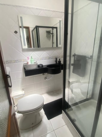 Classic Double Room | Bathroom. Lime Beach House