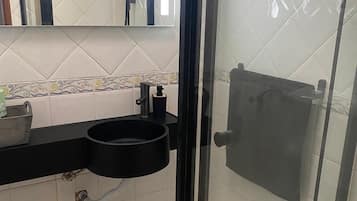 Kahden hengen classic-huone | Kylpyhuone | Suihku, ilmaiset hygieniatuotteet, hiustenkuivaaja, pyyhkeet