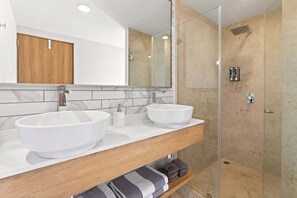 Dusche, Haartrockner, Handtücher, Shampoo