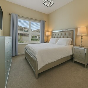 Safe på rommet, skrivebord og skrivebord for bærbar PC