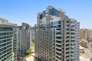 A high-rise building with multiple balconies and a modern architectural design. - Modern Studio with Beach Access, Palm Jumeirah (Dubai)