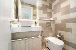 Douche, séchoir à cheveux, serviettes fournies, savon