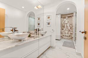 Dusche, Haartrockner, Handtücher, Seife