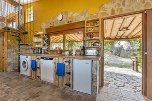 Réfrigérateur, micro-ondes, plaque de cuisson, lave-vaisselle