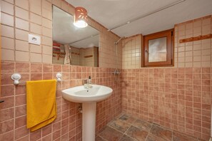 Dusche, Haartrockner, Handtücher