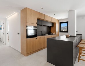 Kjøleskap, mikrobølgeovn, ovn og oppvaskmaskin