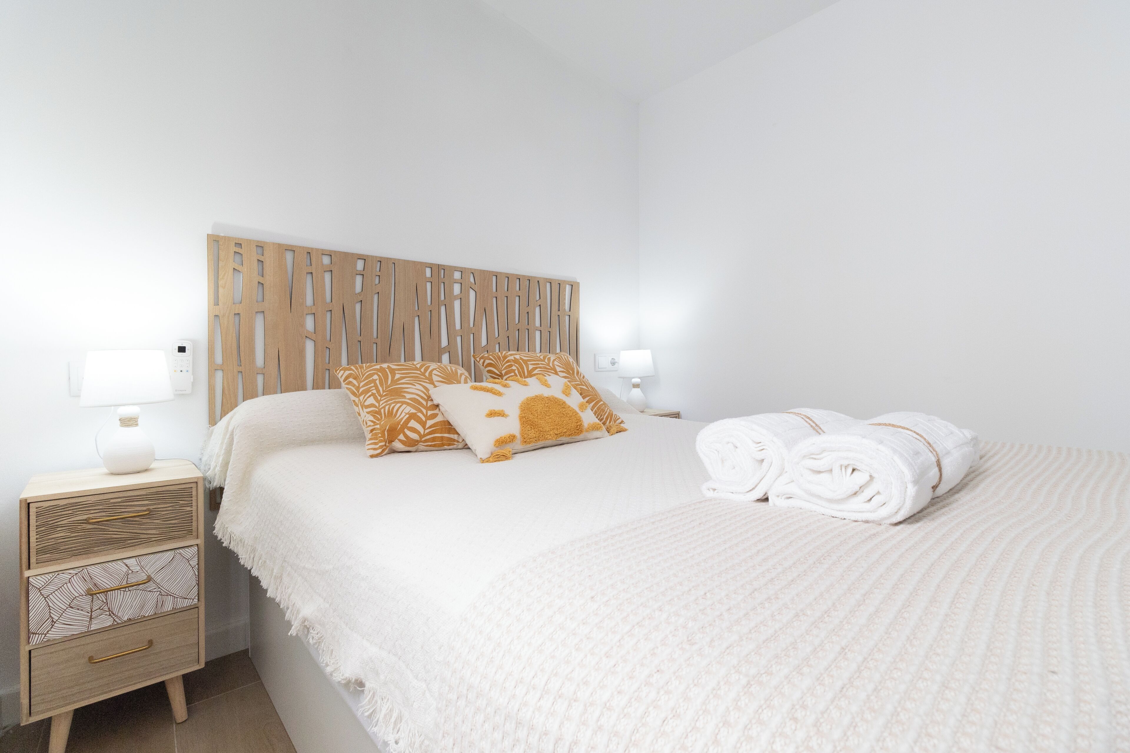 1 dormitorio, tabla de planchar con plancha, wifi y ropa de cama