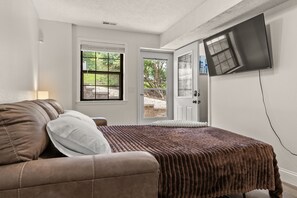 6 bedrooms, desk, iron/ironing board, free WiFi - Osage Waterfront Oasis located at MM21
Sleeps 12, Private Dock w/ 2 boat slips (Missouri)