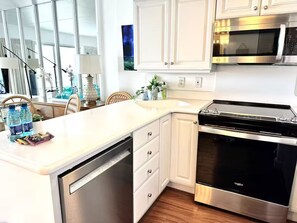 Mikrowelle, Ofen, Herdplatte, Geschirrspüler