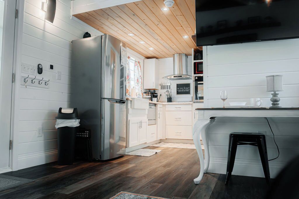 Køleskab, mikrobølgeovn, ovn, kogeplade