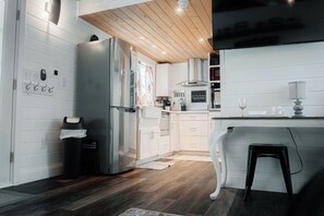 ثلاجة، ميكروويف، فرن، موقد طهي مسطح