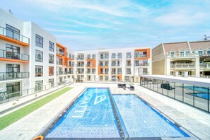 Pool - Terrace Overlooking the Pool 1BR, Just a Short Walk from the Park, Binghatti Mirage (Dubai)