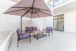 Terrace/patio - Terrace Overlooking the Pool 1BR, Just a Short Walk from the Park, Binghatti Mirage (Dubai)