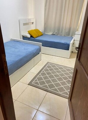 Tabla de planchar con plancha y ropa de cama
