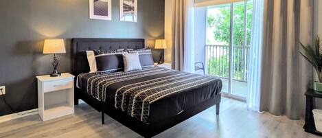 3 quartos, escrivaninha, ferros/tábuas de passar roupa, berço de viagem