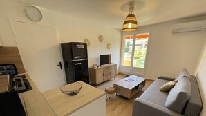 TV - DEUX PIECES CABINE ENTIEREMENT RENOVE (BORMES LES MIMOSAS)